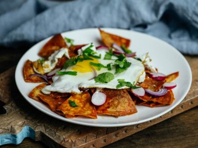 CHILAQUILES (kukurūzinių tortilijų traškučiai su padažu, kiaušiniu ir sūriu)