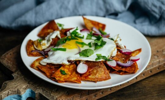 CHILAQUILES (kukurūzinių tortilijų traškučiai su padažu, kiaušiniu ir sūriu)