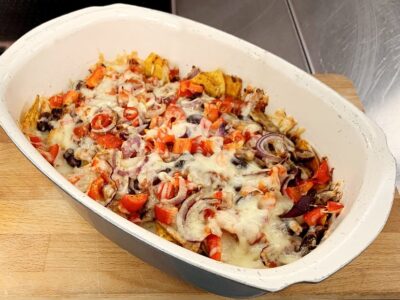 Kukurūzų traškučiai (nachos) su vištiena, pupelėmis, „negražiais“ pomidorais ir sūriu