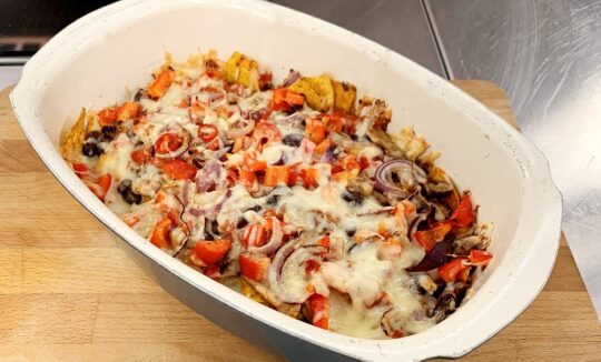 Kukurūzų traškučiai (nachos) su vištiena, pupelėmis, „negražiais“ pomidorais ir sūriu