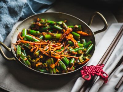 Daržovių stir fry su česnakais ir aitriosiomis paprikomis