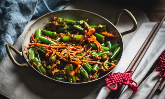 Daržovių stir fry su česnakais ir aitriosiomis paprikomis