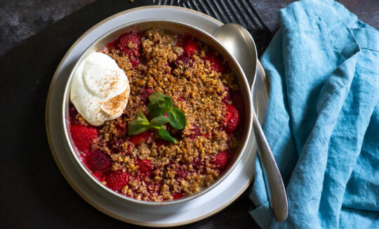 Keptų vaisių ir traškių trupinių desertas (angl. crumble)