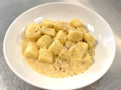 Itališki virtų bulvių virtinukai (it. Gnocchi) su karamelizuoto sviesto ir česnakų padažu