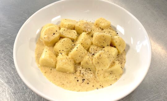 Itališki virtų bulvių virtinukai (it. Gnocchi) su karamelizuoto sviesto ir česnakų padažu
