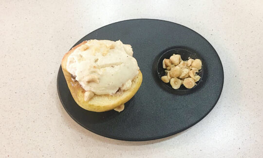 Keptas obuolys su cinamonu ir maskarpone