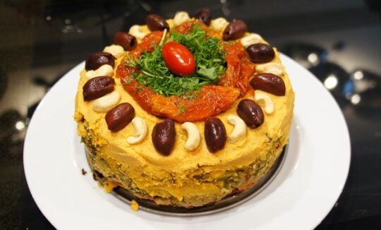 Nesaldus „tortas“ su daržovių ir virtų kruopų likučiais ir humusu