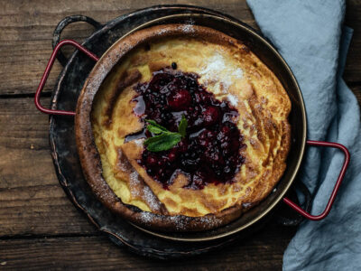 „Dutch baby“ blynas su šaldytų uogų pagardu