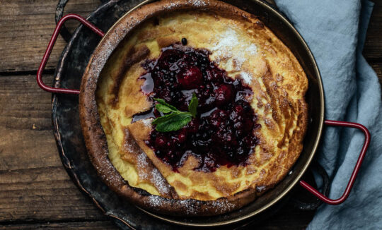„Dutch baby“ blynas su šaldytų uogų pagardu