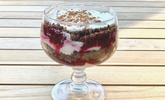 Sluoksniuotas desertas su rugine duona