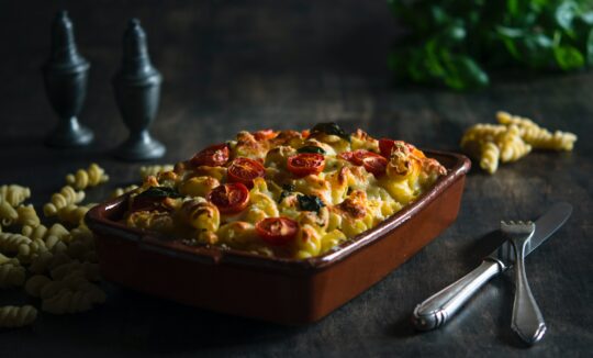 Vištiena ir saulėje džiovintais pomidorais įdaryti makaronai