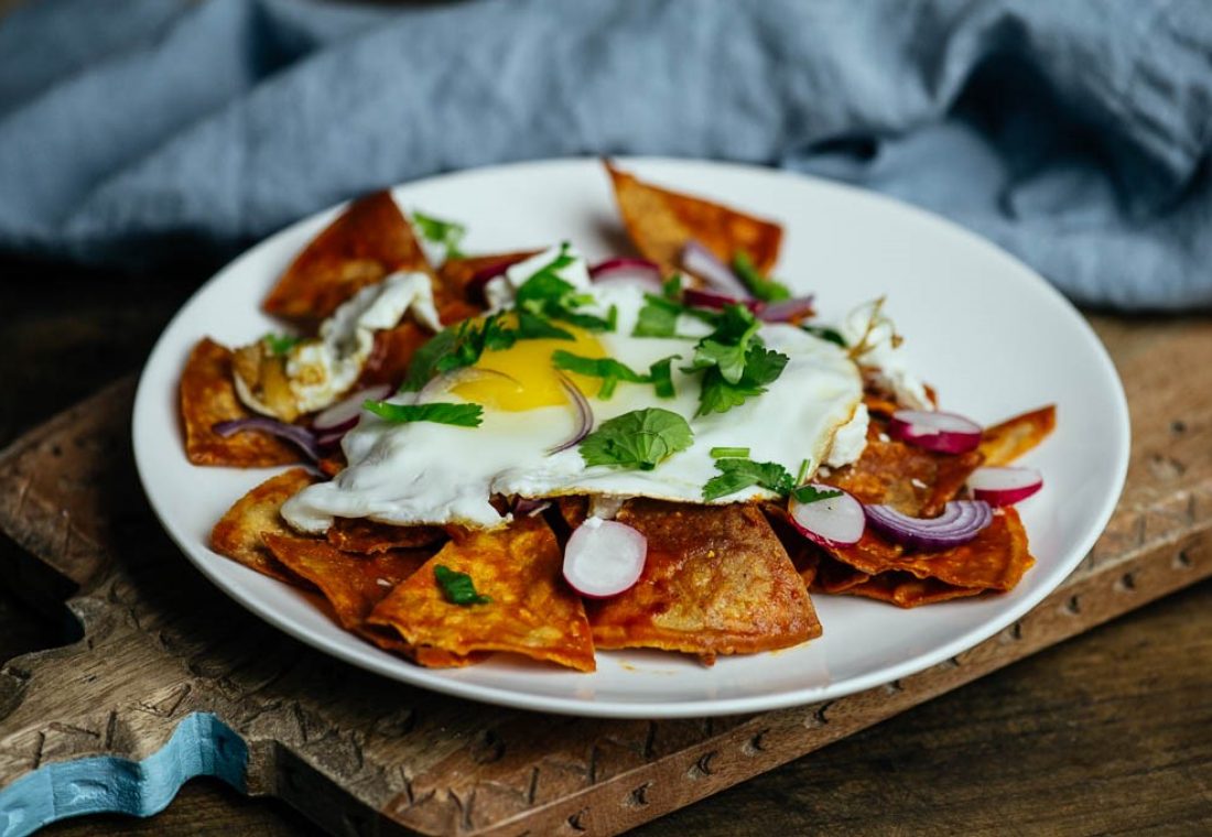 CHILAQUILES (kukurūzinių tortilijų traškučiai su padažu, kiaušiniu ir sūriu)