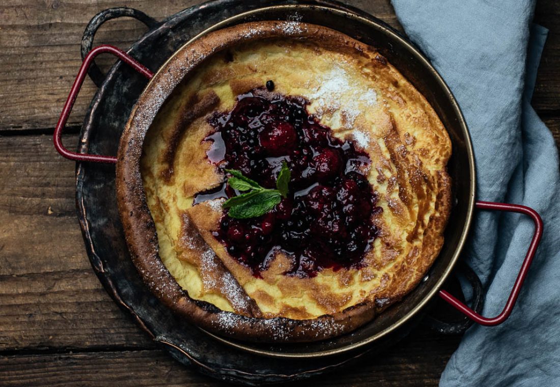 „Dutch baby“ blynas su šaldytų uogų pagardu