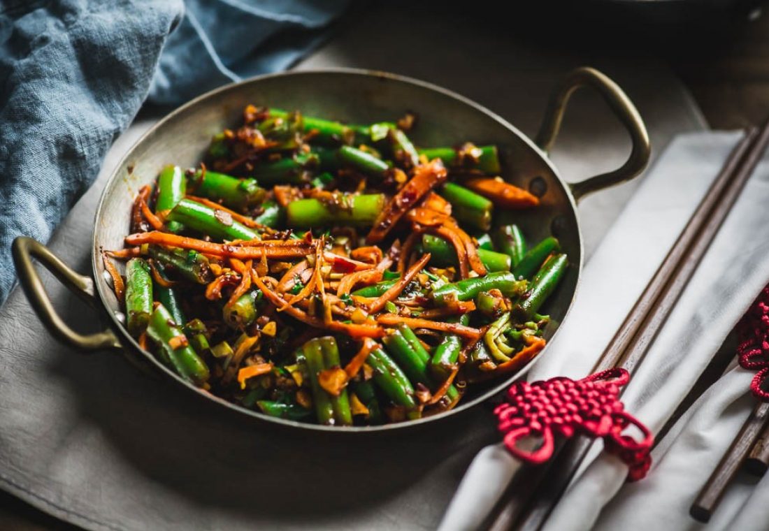 Daržovių stir fry su česnakais ir aitriosiomis paprikomis