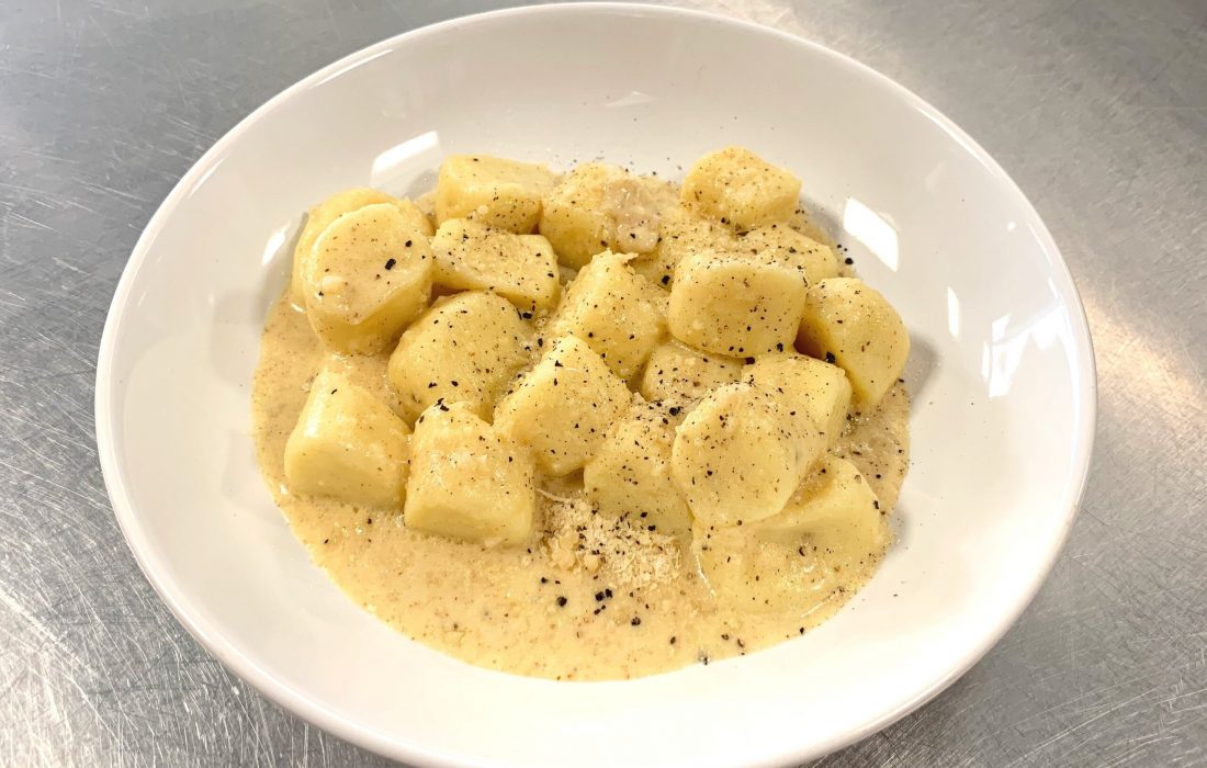 Itališki virtų bulvių virtinukai (it. Gnocchi) su karamelizuoto sviesto ir česnakų padažu